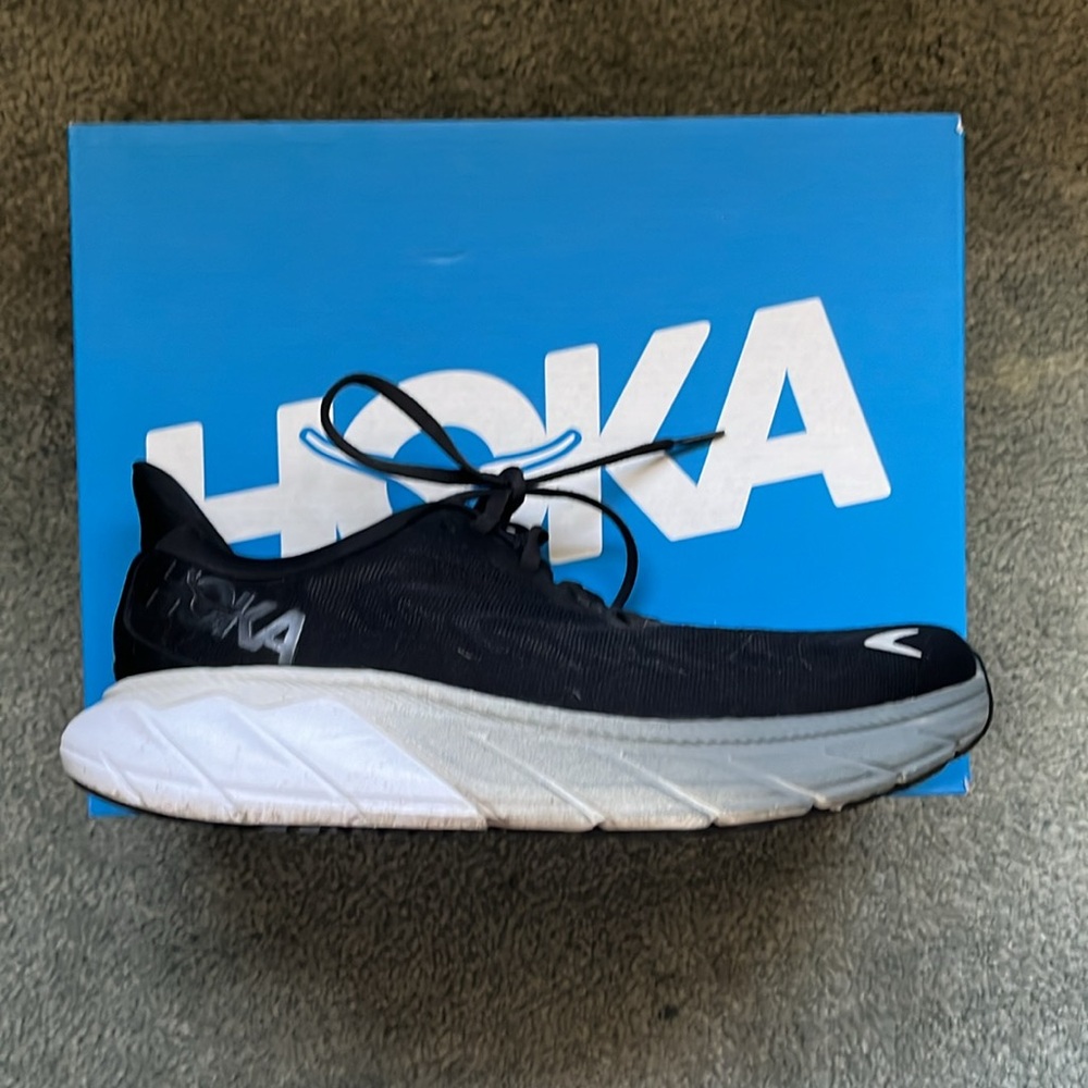 Arahi 6 women’s black Hoka